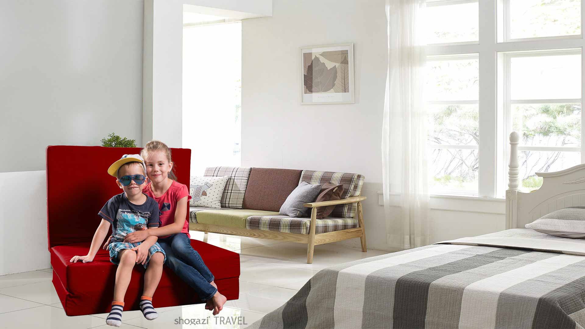 Auf einer Klappmatratze in rot sitzen zwei Kinder