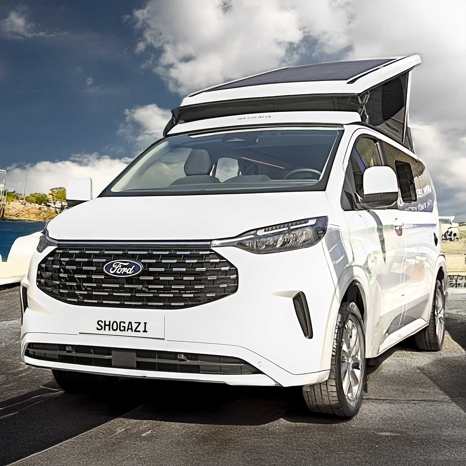 Ford Nugget steht auf Asphalt unter blauem Himmel mit ein paar Wolken – Matratze 102x195 cm für Camping und Vanlife