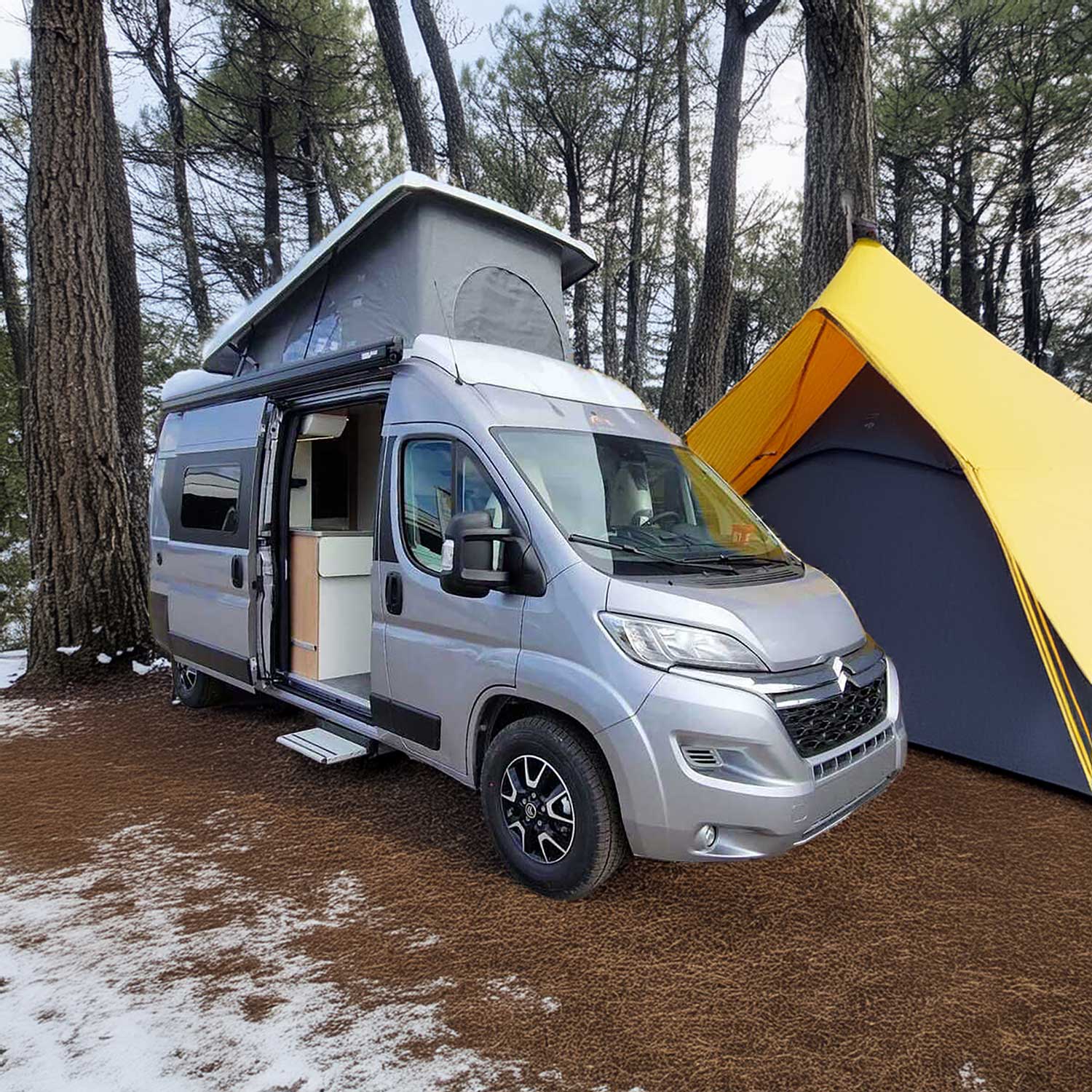 Peugeot Traveller steht auf einer Plattform mit Blick aufs Meer – Matratze 116x192 cm für Camping und Vanlife