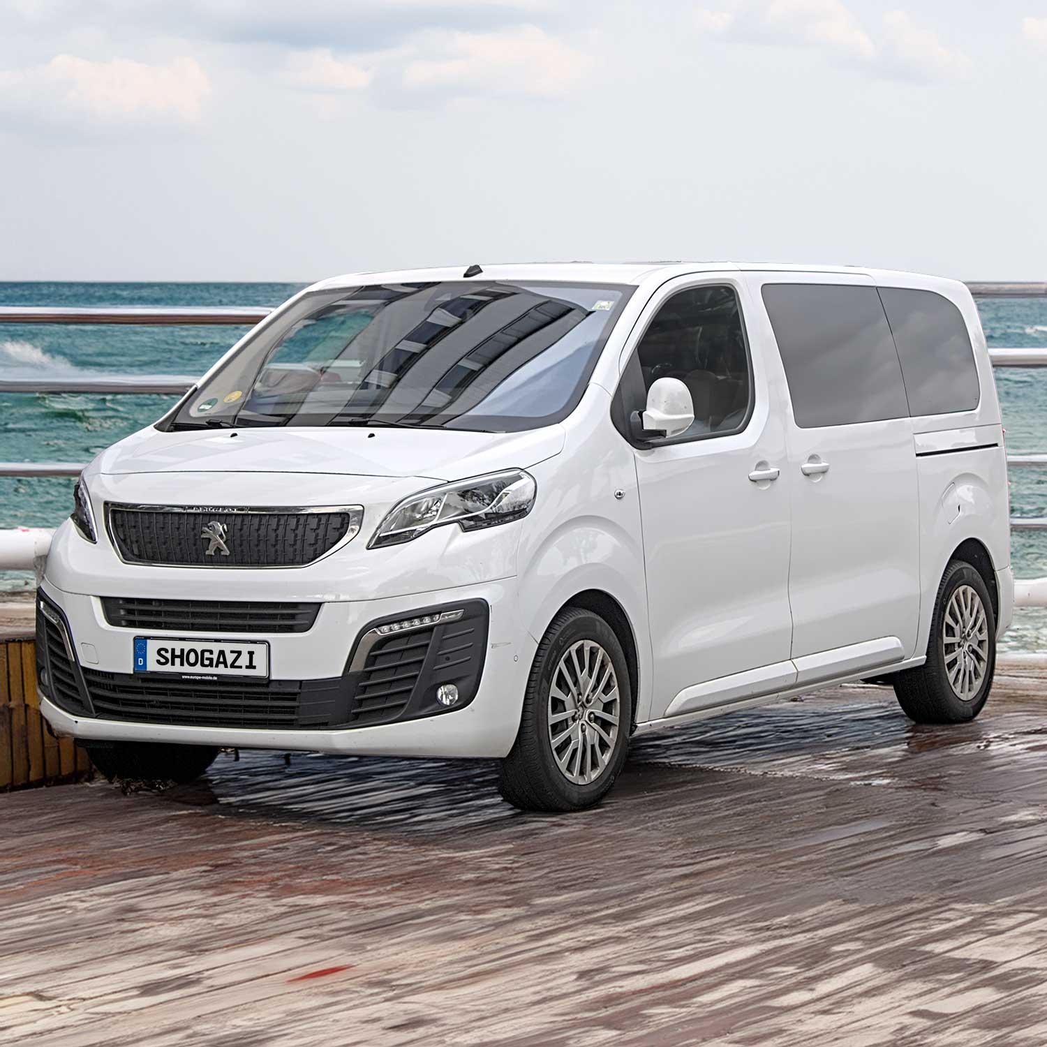 Peugeot Traveller steht auf einer Plattform mit Blick aufs Meer – Matratze 116x192 cm für Camping und Vanlife