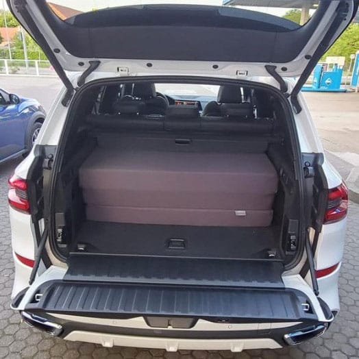Faltbare Matratze im Kofferraum eines BMW X5 für Camping oder Übernachtungen im Fahrzeug
