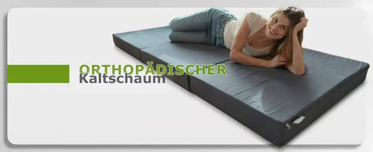 Frau liegt auf orthopädischer Kaltschaummatratze für VW ID.7