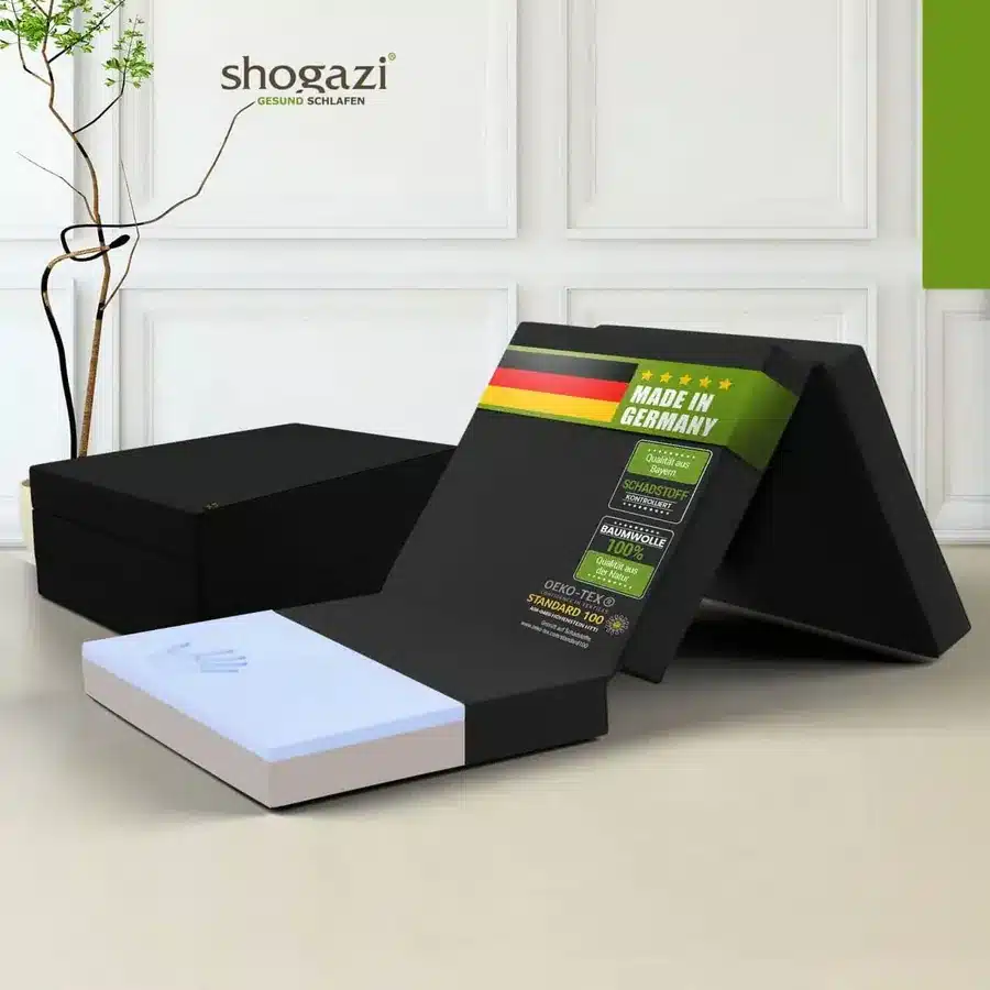 Klappmatratze von shogazi® aufgeklappt und zusammengeklappt im Wohnraum